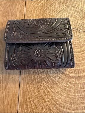 Dk Brown Tooled Leather Snap Wallet. Suede inside with 6 Card Slots. Very Nice!